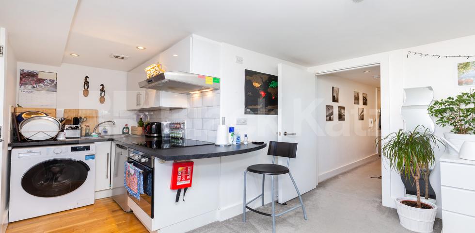 Recently refurbished one bed with acces to a large communal garden mins to Tube. Camden Road , Tufnell Park
